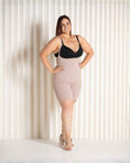 Load image into Gallery viewer, Emana Body Braless Medium Shorts